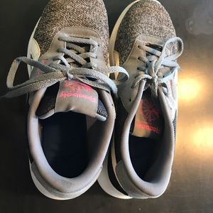 Ladies Reebok tennis walking shoes 8.5 like new!
